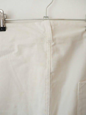Dettaglio cucitura della vita e passante dei pantaloni bianchi