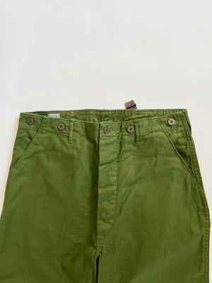 Work pants known in Sweden as "Grötbyxor". They were supplied to the Swedish army in the mid-20th century, used in camp barracks. Loose fit and cotton twill fabric.