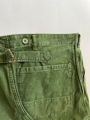 Work pants known in Sweden as "Grötbyxor". They were supplied to the Swedish army in the mid-20th century, used in camp barracks. Loose fit and cotton twill fabric.