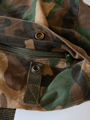 Dettaglio zip con patta di protezione e occhielli metallici
