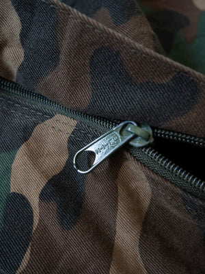 Primo piano della zip con logo inciso