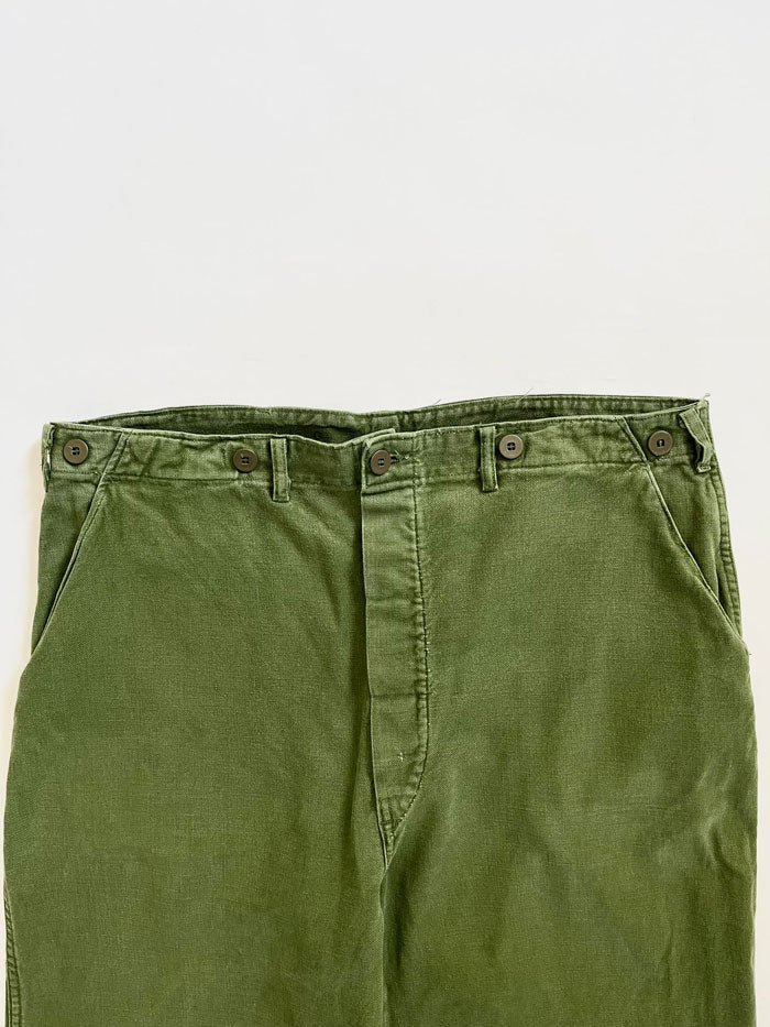 Work pants known in Sweden as "Grötbyxor". They were supplied to the Swedish army in the mid-20th century, used in camp barracks. Loose fit and cotton twill fabric. 34X34