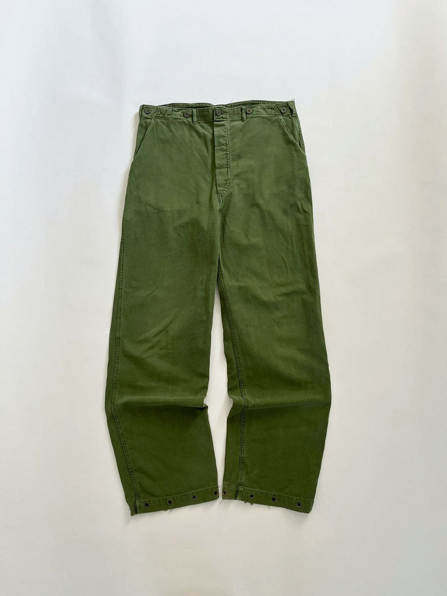 Work pants known in Sweden as "Grötbyxor". They were supplied to the Swedish army in the mid-20th century, used in camp barracks. Loose fit and cotton twill fabric. 34X34