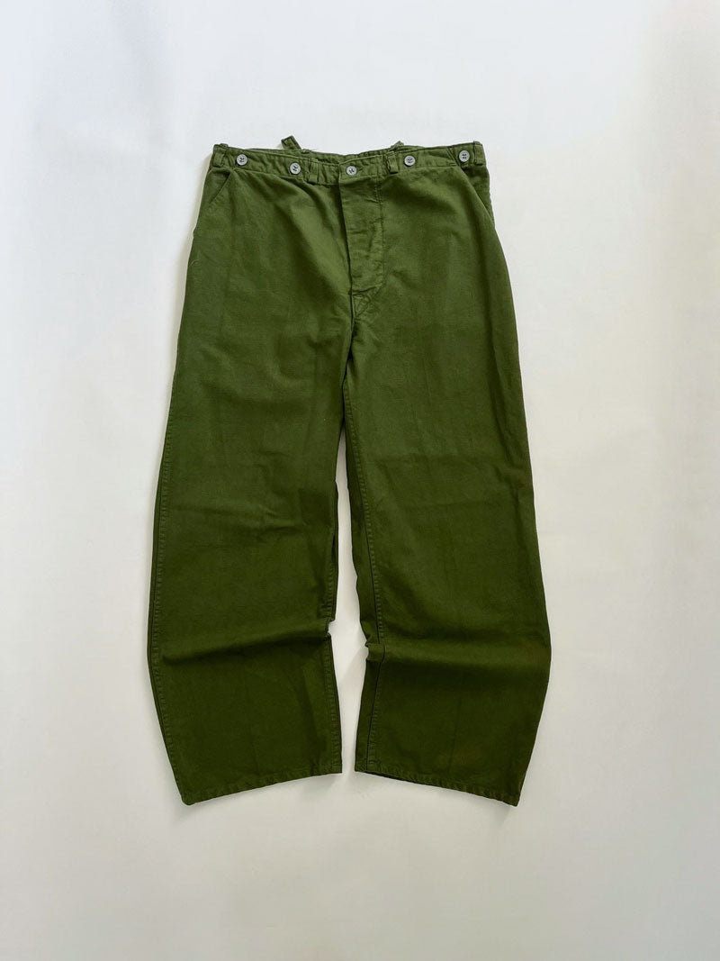 Work pants known in Sweden as "Grötbyxor". They were supplied to the Swedish army in the mid-20th century, used in camp barracks. Loose fit and cotton twill fabric.