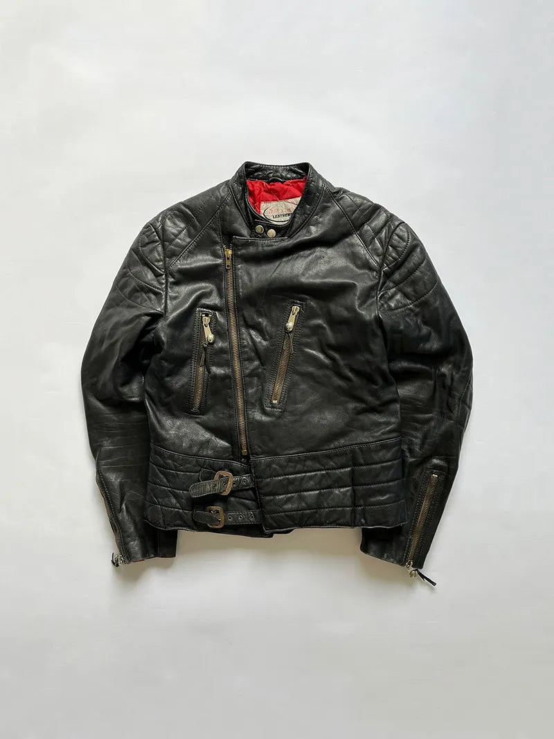 Leather biker jacket vintage, coming straight from the 70s. The handcrafted details give it a touch of authenticity, unique style and great patina. Damen brand.