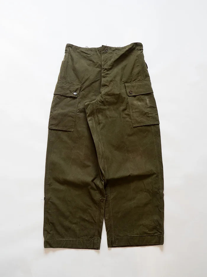 Vintage 1950s Dutch Army Cargo Pants. Two large side pockets with flaps and buttons. Loose fit at the bottom and high waist. Size W35 L34. MIlitary surplus.