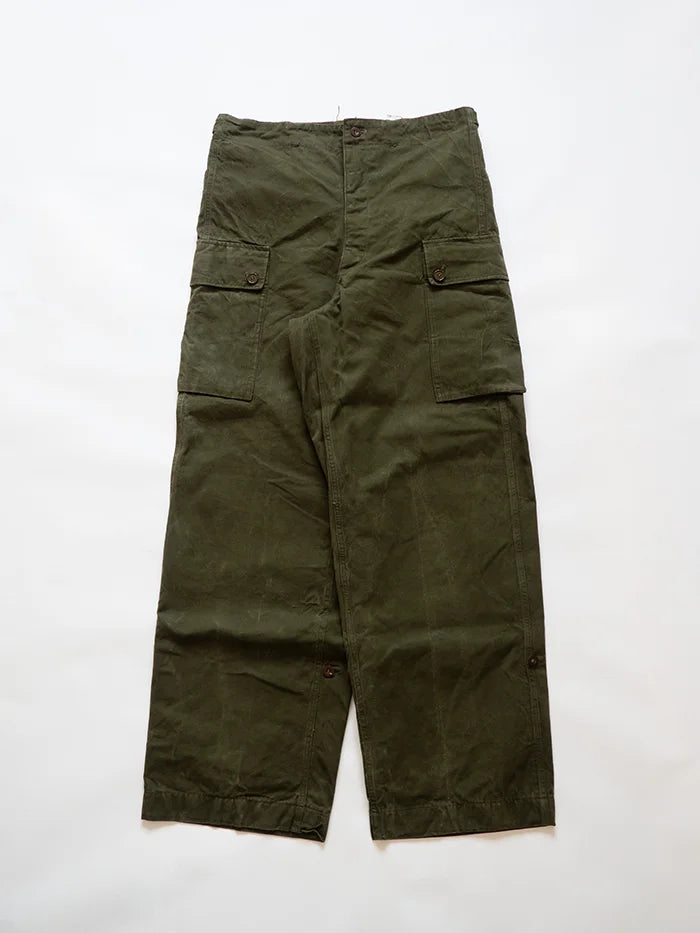 Vintage 1950s Dutch Army Cargo Pants. Two large side pockets with flaps and buttons. Loose fit at the bottom and high waist. Size W35 L34. MIlitary surplus.