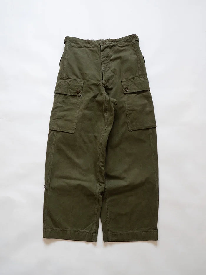 Vintage 1950s Dutch Army Cargo Pants. Two large side pockets with flaps and buttons. Loose fit at the bottom and high waist. Size W30 L32. MIlitary surplus.