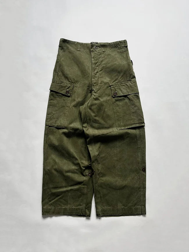 Vintage 50s cargo pants, made for the Dutch Army. Made from thick, durable cotton. Two large side pockets with flaps and buttons. Loose fit and high waist.
