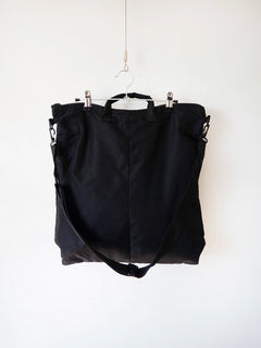 Vista posteriore Flyers helmet bag nera, sfondo bianco. 