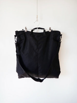 Vista posteriore Flyers helmet bag nera, sfondo bianco. 