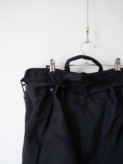 Vista ravvicinata sinistra flyers helmet bag nera, sfondo bianco. 