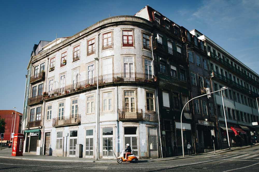 palazzo in stile parigino, con persona su un motorino arancione