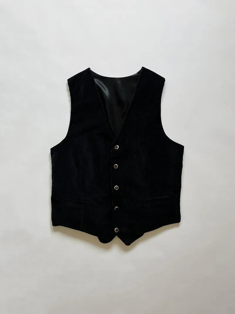 French-made corduroy hunting vest from the 1960s. All the buttons are original and feature animals, a typical detail of traditional French hunting clothing.