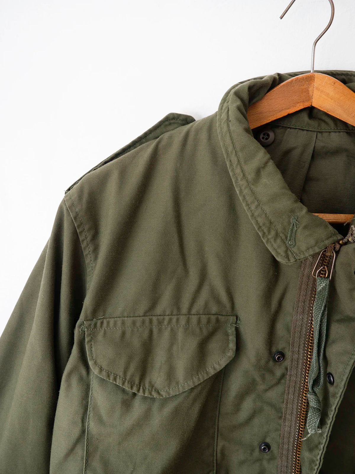 Colletto della giacca M65 con vano portacappuccio chiuso a velcro