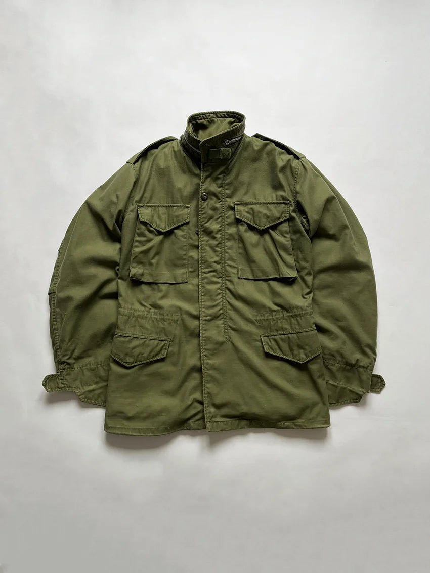 Field Jacket M-65 from 1971. Second pattern with chrome zipper. Double front pocket. Size Small Long. Practical design with front pockets. Vintage Us Army.