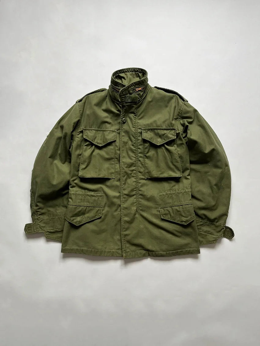 Vintage US Army M65 Field Jacket from 1972. Second pattern with brass zipper. Double front pocket. Size Small Short. Practical design with front pockets.