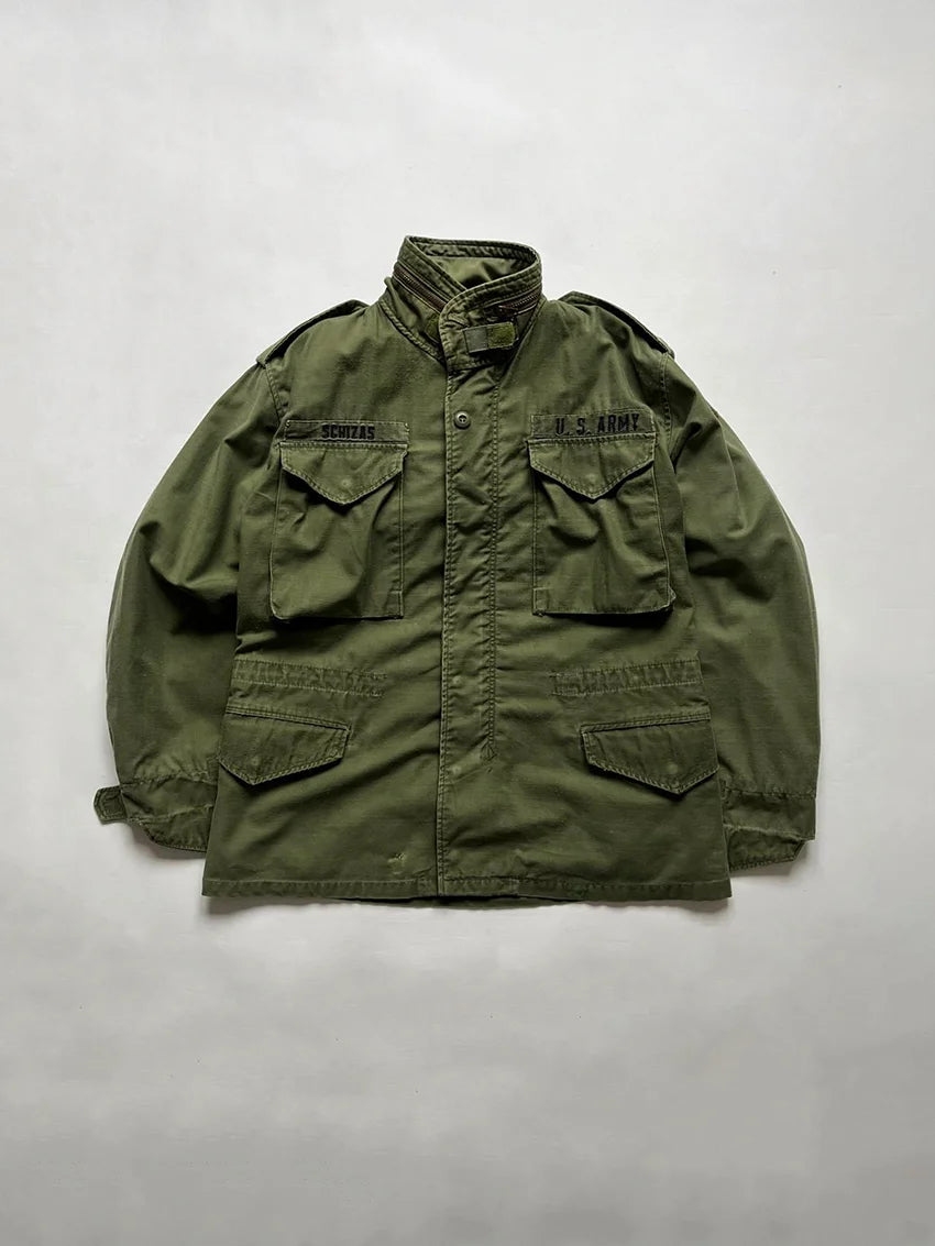 Field Jacket M65 from 1981. Second pattern with brass zipper. Double front pocket. Size Small Short. Practical design with front pockets. Surplus Us Army.
