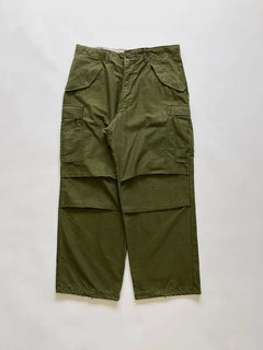 Original US Army M-65 cargo pants from the 1970s, made in USA - Serval Zip. Loose fit. Introduced in 1965 during the Vietnam War, the M-65 pant represents the evolution of the M-51 model.