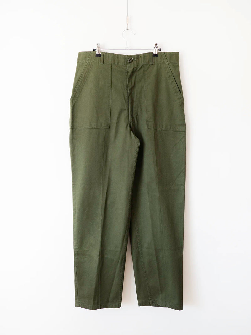 Pantaloni OG 507 vintage US Army verde oliva, vista frontale intera su gruccia