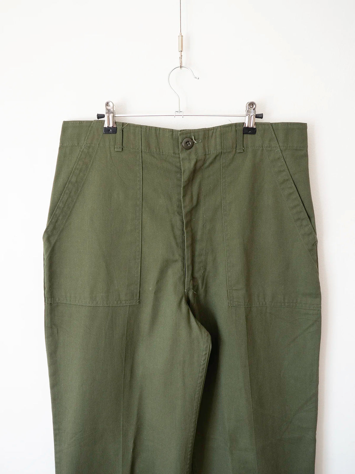 Dettaglio vita e tasche anteriori a toppa dei pantaloni OG 507 vintage