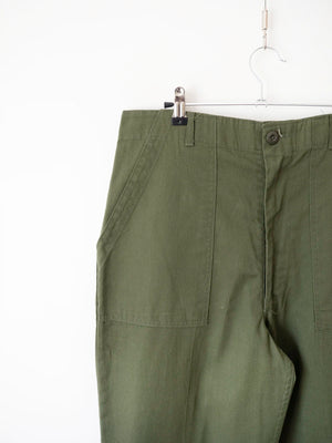 Primo piano della tasca anteriore sinistra a toppa e dei passanti in vita dei pantaloni OG 507