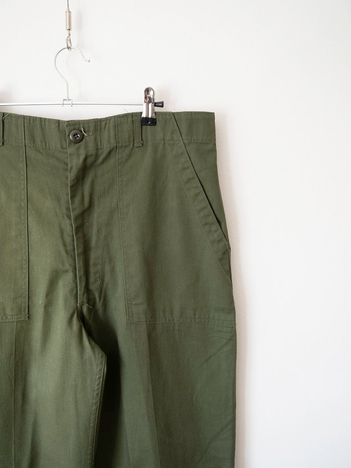 Primo piano della tasca anteriore destra a toppa e della zip in vita dei pantaloni OG 507
