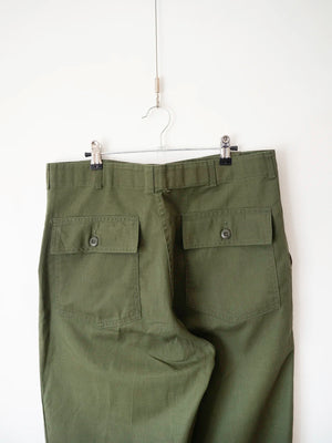 Dettaglio delle due tasche posteriori con patta e bottone dei pantaloni OG 507