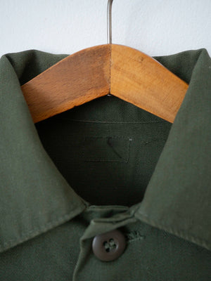 Back of the collar on the vintage OG-507 Air Force utility shirt, size S.