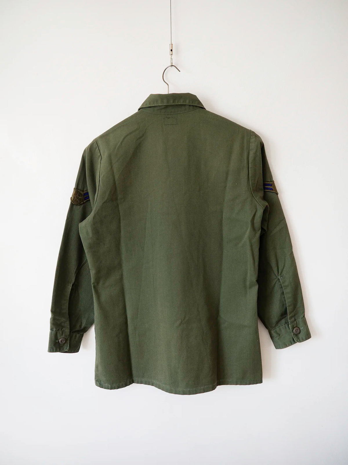 Side view of the OG-507 vintage US Air Force shirt with squadron patches, size S.