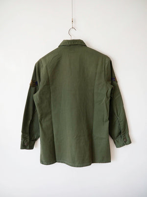 Side view of the OG-507 vintage US Air Force shirt with squadron patches, size S.