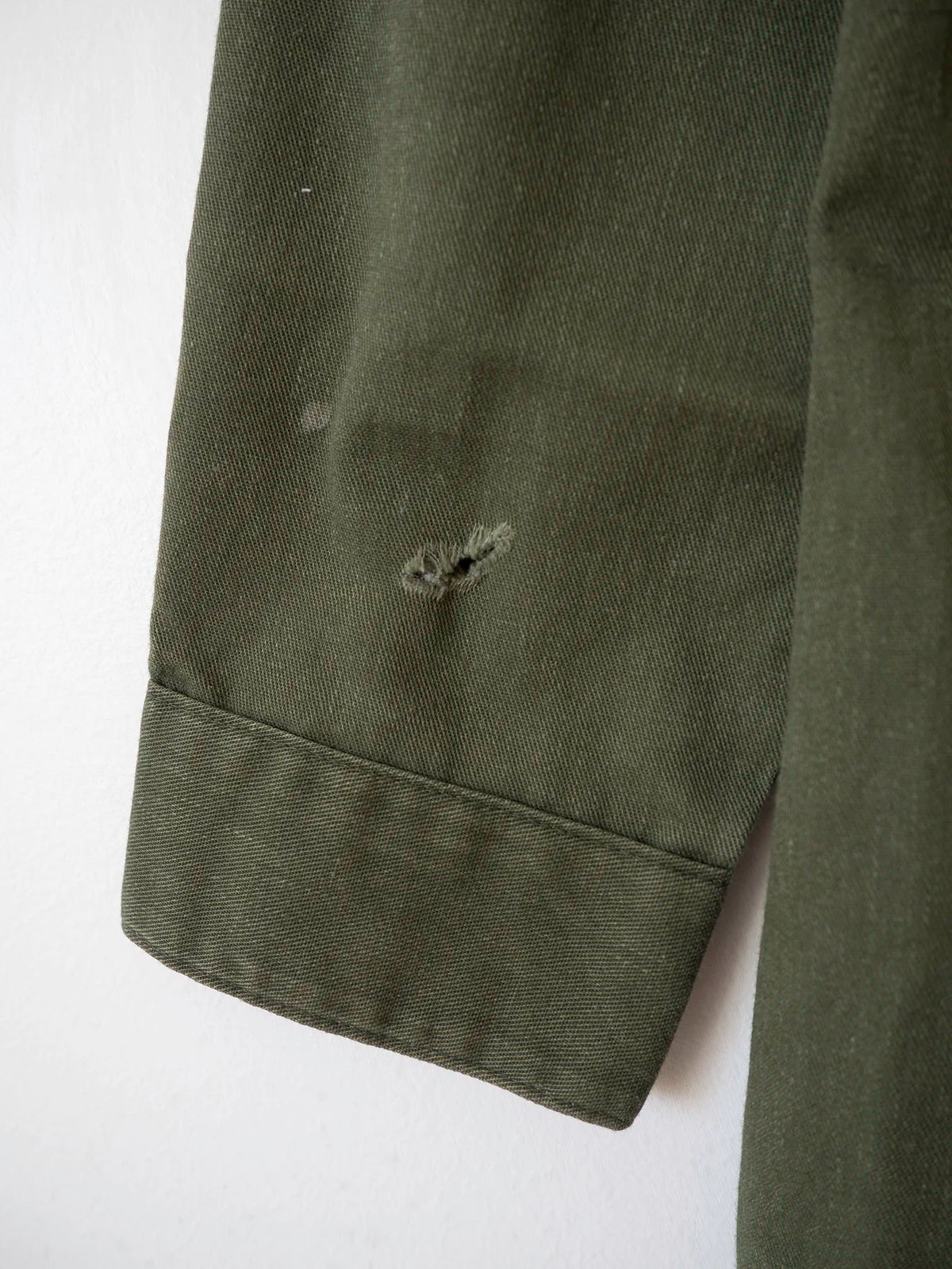 Detail of the buttoned cuff on the OG-507 vintage military shirt.