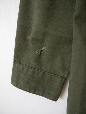 Detail of the buttoned cuff on the OG-507 vintage military shirt.