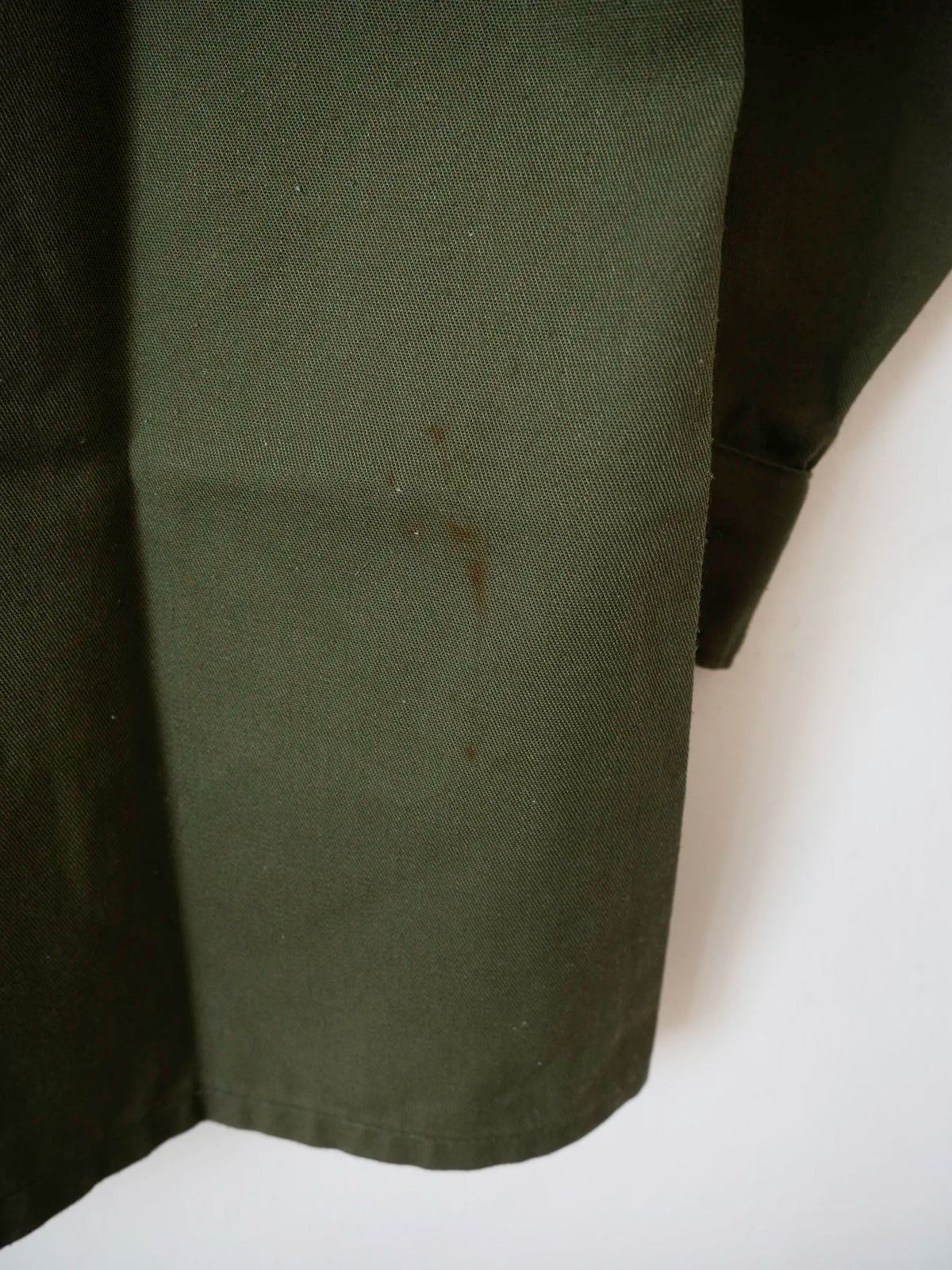 Detail of the fabric and stitching on the vintage OG-507 utility shirt, size L.