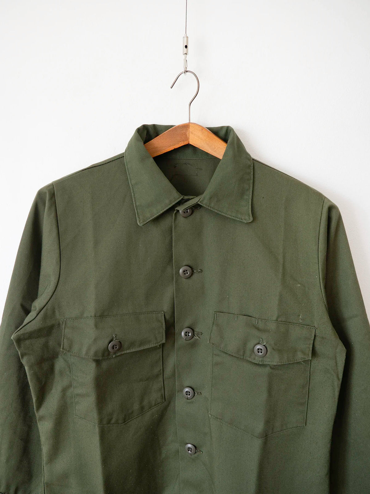 Close-up of the chest pockets and collar on the blank OG-507 vintage shirt, size L.