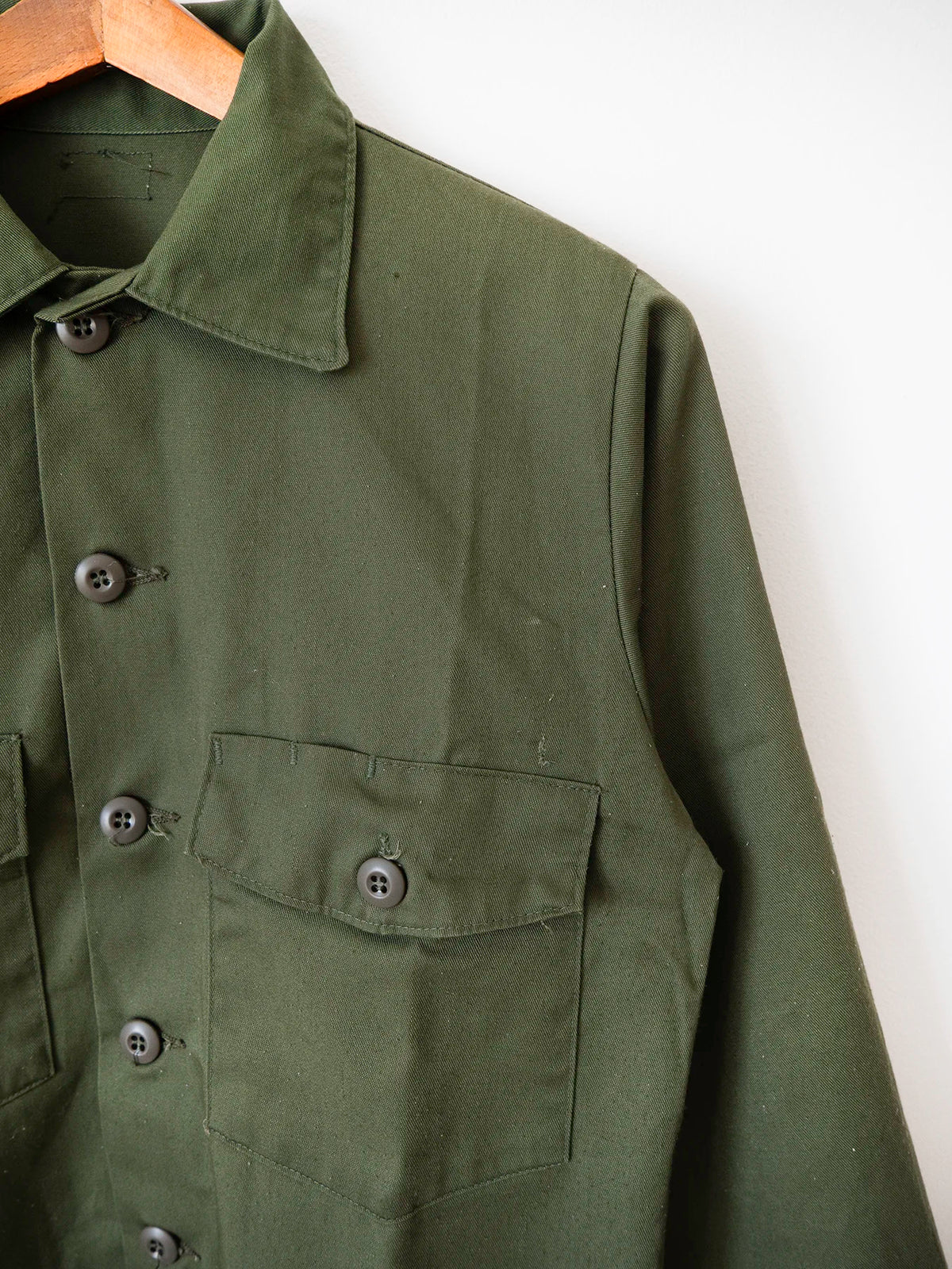 Detail of the button-flap pocket and collar on the OG-507 utility shirt, size L.
