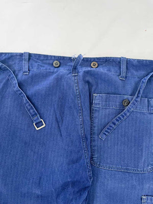 French work pant coming directly from the 1970s. Blue color. Extreme quality fabric. Work trousers are an essential item to have. In herringbone twill. 