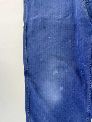 French work pant coming directly from the 1970s. Blue color. Extreme quality fabric. Work trousers are an essential item to have. In herringbone twill. 