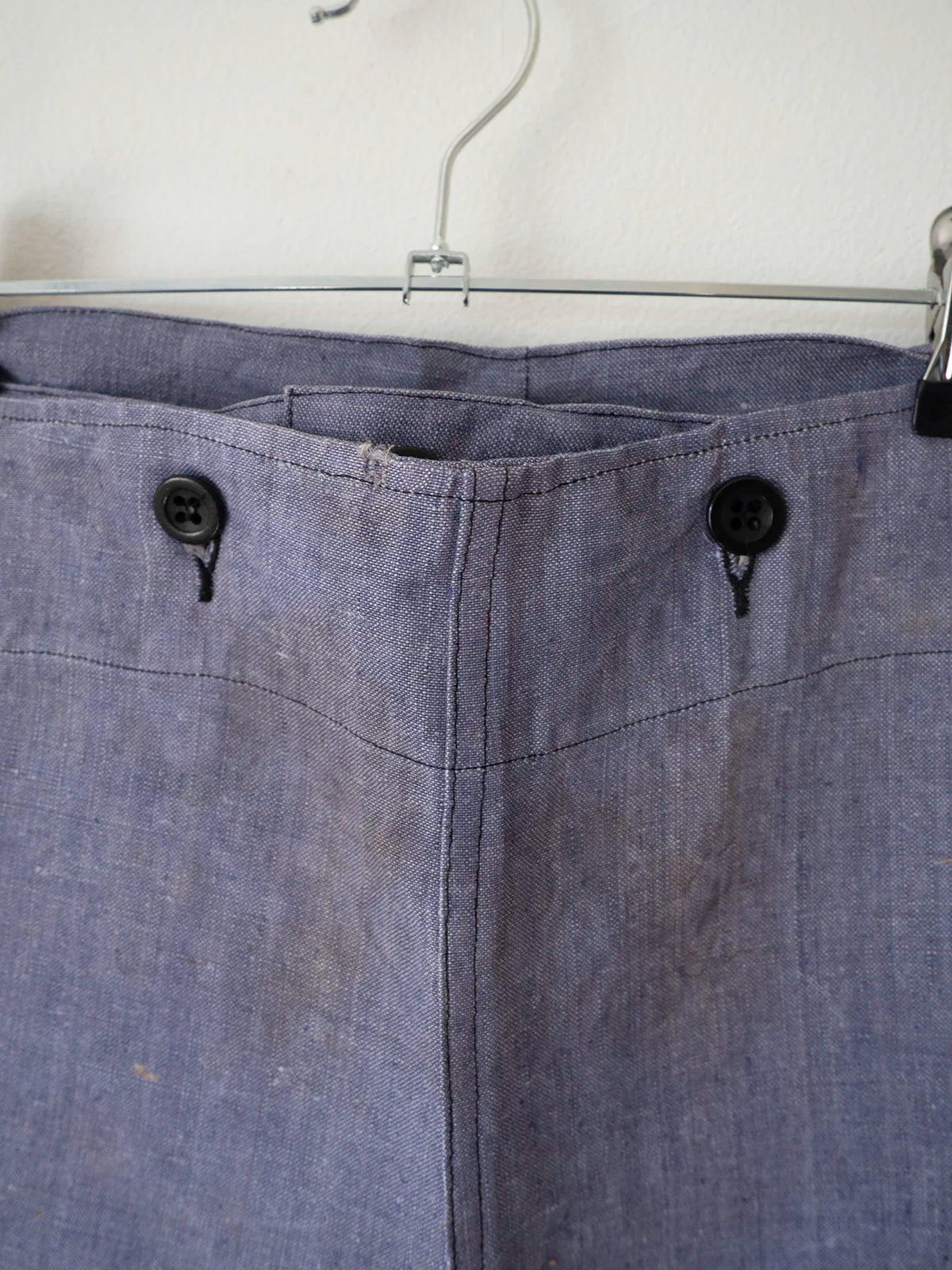 Dettaglio dei bottoni, pantaloni Marina Francese in ramie anni '50