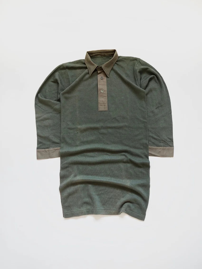 1940s Swedish Army field shirt in a textured cotton blend. Designed for functionality and durability, it features a generous length to tuck into trousers. 