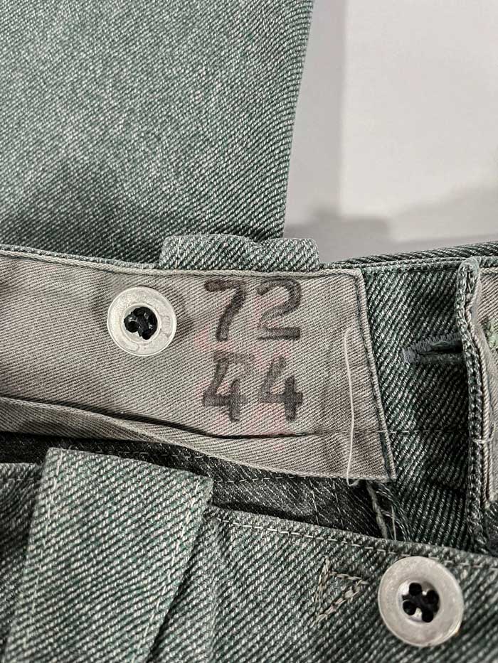 Pantalone svizzero da lavoro in grigio/verdastro, baggy. Prodotto dagli anni 50 aglio anni 90
