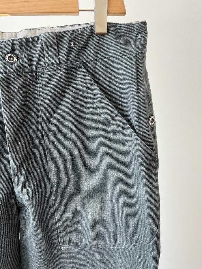 Work denim trousers produced from the 50s to the 90s by the Swiss army. Made from a thick, quality denim fabric. Color that varies from gray to greenish.