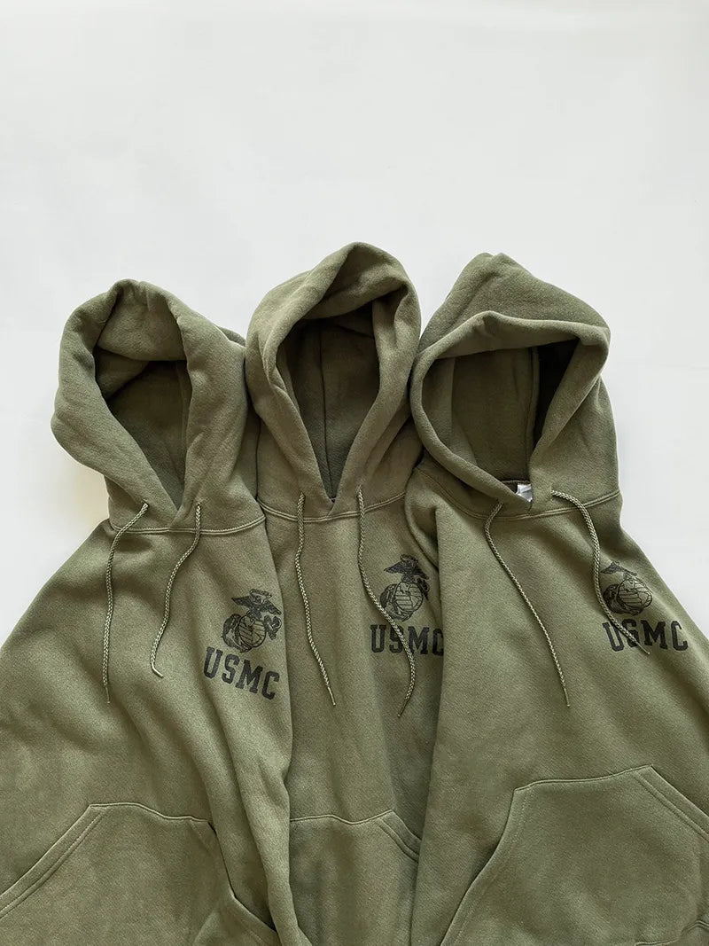 Hoodie used by the US Marine Corps - USMC. Army green. Cotton and polyester. Deadstock condition. Originally designed as a training garment.