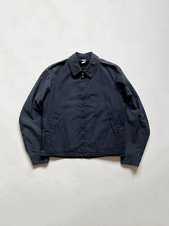 Lightweight jacket utilizzata dall'USAF negli anni 70.&nbsp;Colore blue navy, fit boxy e zip Serval. Giacca perfetta per la primavera ma anche per stratificare in estate.&nbsp;