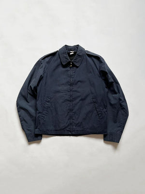 Lightweight jacket utilizzata dall'USAF negli anni 70.&nbsp;Colore blue navy, fit boxy e zip Serval. Giacca perfetta per la primavera ma anche per stratificare in estate.&nbsp;
