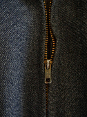 Primo piano della zip Talon e del tessuto whipcord