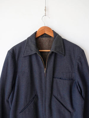 Dettaglio colletto in lana grigia e tasca al petto