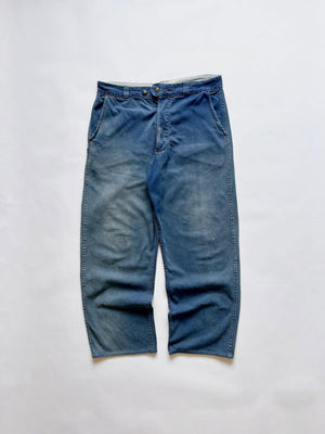 Work pants vintage from 1950s. Color with a fantastic patina given by the passage of time. Vintage work trousers with thick quality fabric. Size 32W 30L.