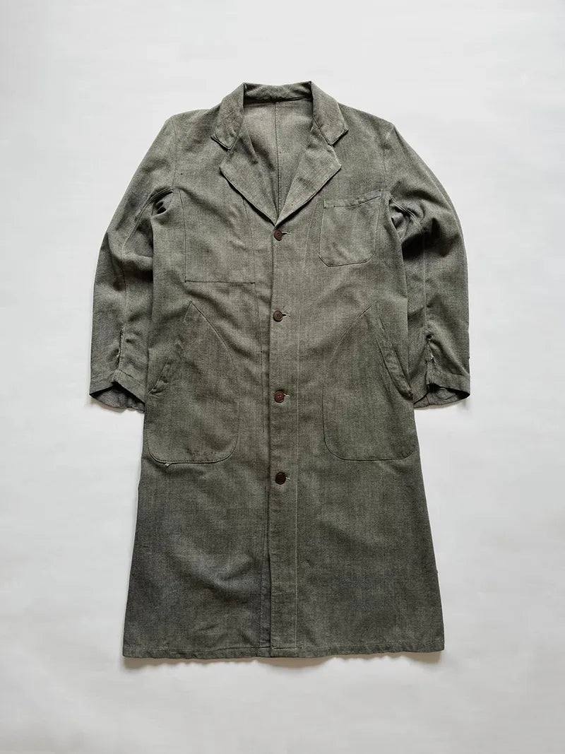 Vintage French work coat in grey cotton pepper. Lapel collar, breast pocket, 2 slant pockets and button closure. Authentic vintage workwear style.
